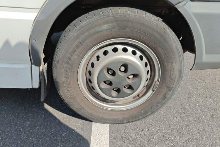 Used Iveco Daily 2020 2.8T A35 Passenger Van Single-Tire Mid-Roof Design 10–11 Seats China VI Standard Right Front Wheel Hub
