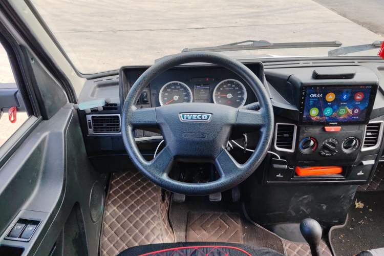 Used Iveco Daily 2021 2.5T A35 M1 Passenger Van 5-9 Seater Short Wheelbase Mid-Roof Design Dual Tires Side Sliding Door Steering Wheel