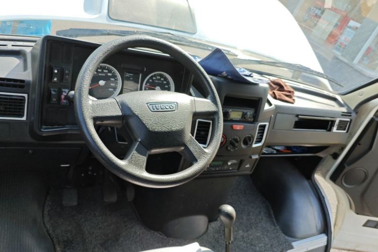 Used Iveco Daily 2020 2.8T A35 Passenger Van Single-Tire Mid-Roof Design 10–11 Seats China VI Standard Steering Wheel