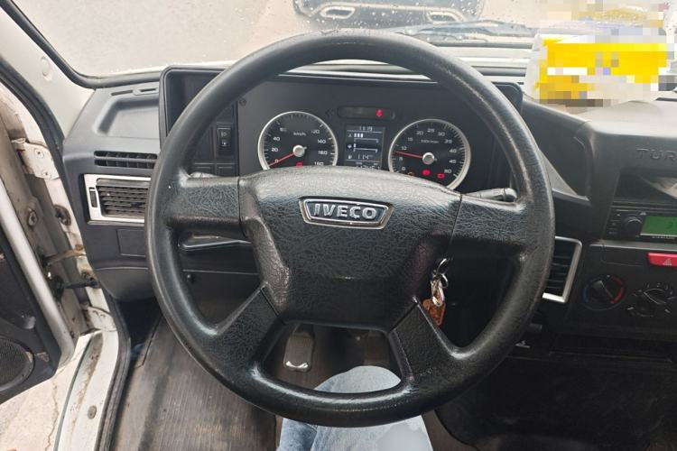Used Iveco Daily 2020 2.8T V35 Box Truck with Dual Tires Mid-Roof Design 3 Seats Emission Standard China V Steering Wheel