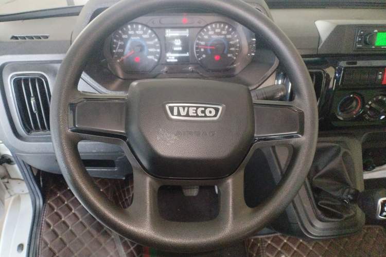 Used Iveco Daily 2023 2.5T A35M1 Short Wheelbase Mid-Roof Dual Tire Side-Sliding Doors 5-9 Seater Steering Wheel