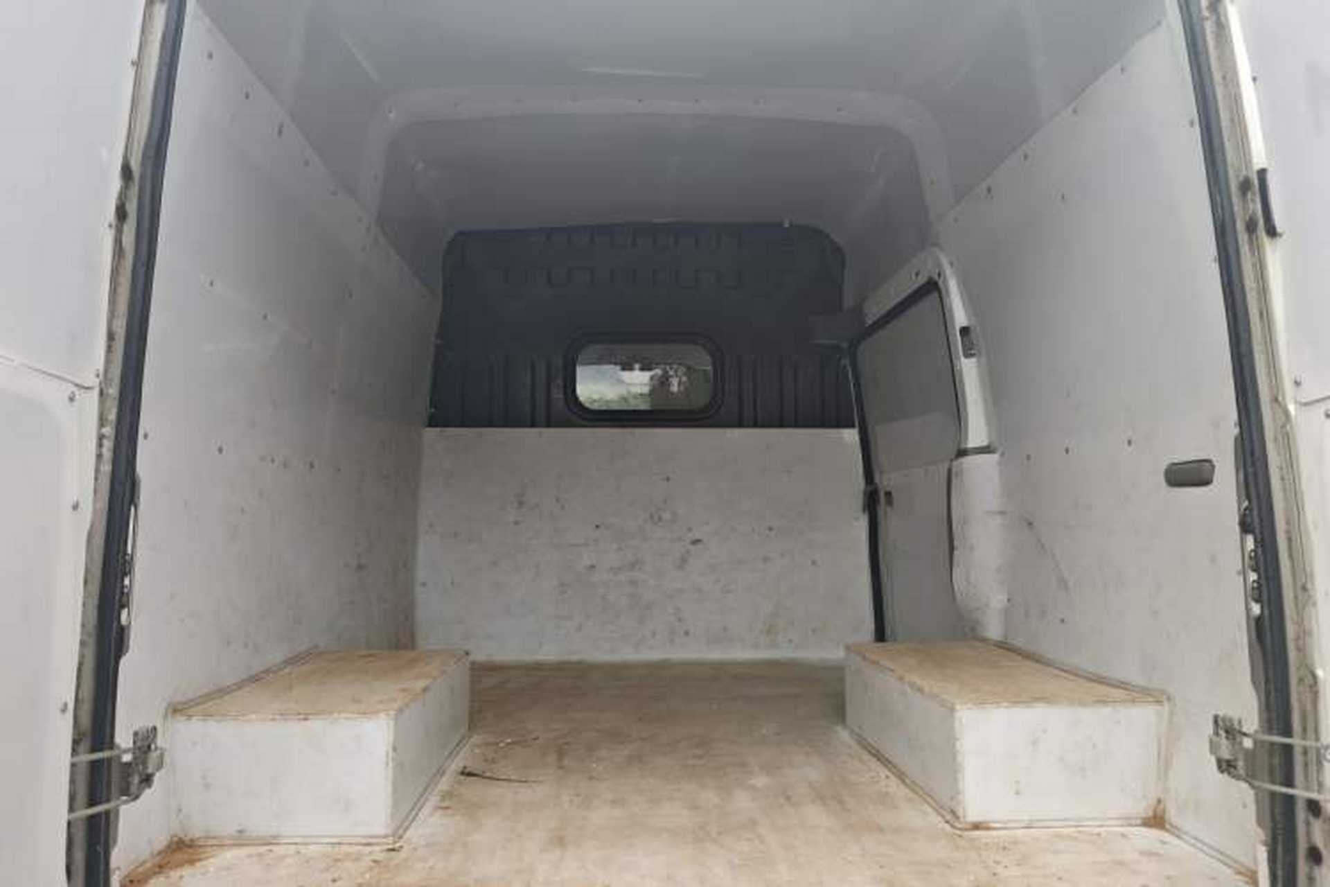 Used Iveco Daily 2021 2.5T V35 2-3 Seater Short Wheelbase Mid-Roof Design Dual Tires Manual Doors Trunk