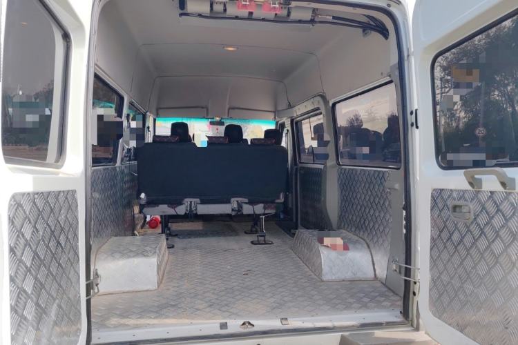 Used Iveco Daily 2021 2.5T A35 M1 Passenger Van 5-9 Seater Short Wheelbase Mid-Roof Design Dual Tires Side Sliding Door Trunk