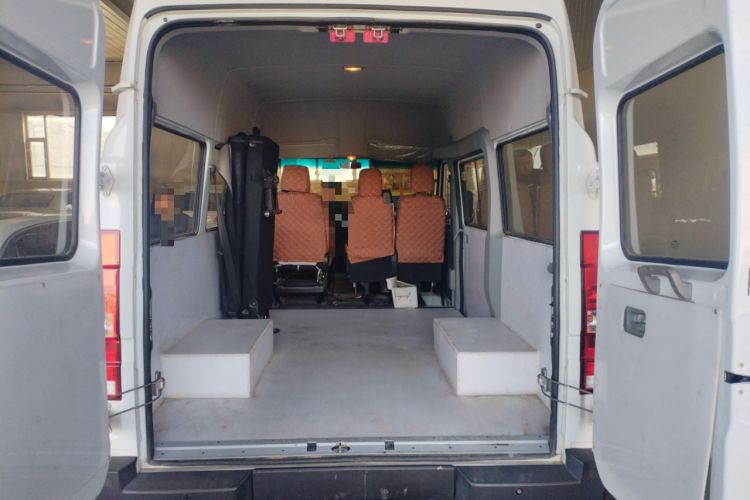 Used Iveco Daily 2023 2.5T A35M1 Short Wheelbase Mid-Roof Dual Tire Side-Sliding Doors 5-9 Seater Trunk