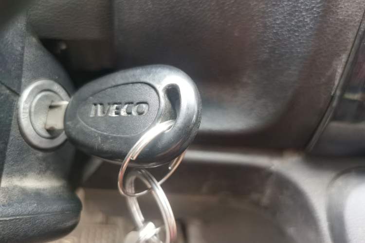 Used Iveco Daily 2023 2.5T A37M1 Long Wheelbase Mid-Roof Dual-Tire Side-Sliding Doors 5-9 Seats Vehicle Key