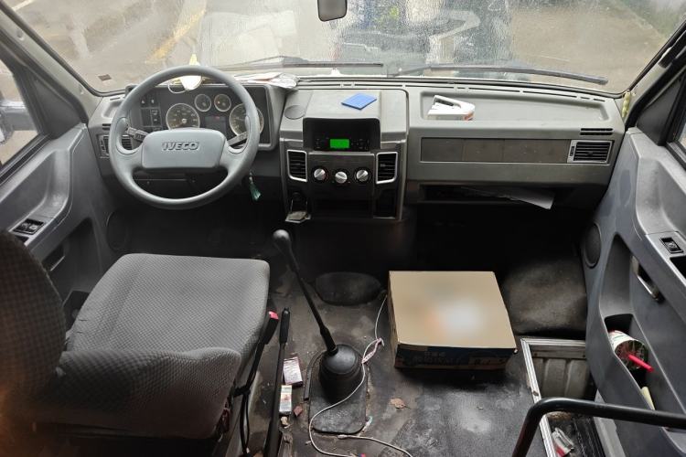 Used Iveco Daily 2009 2.5T-A35 7-Seater Center Console