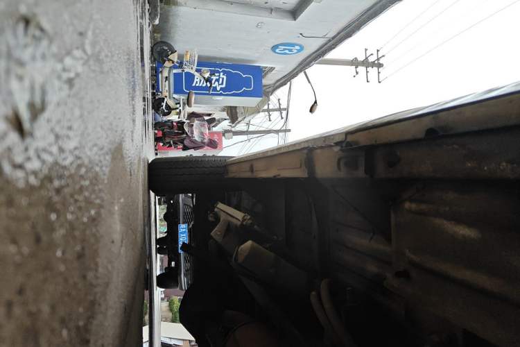 Used Iveco Daily 2009 2.5T-A35 7-Seater Chassis Front Right