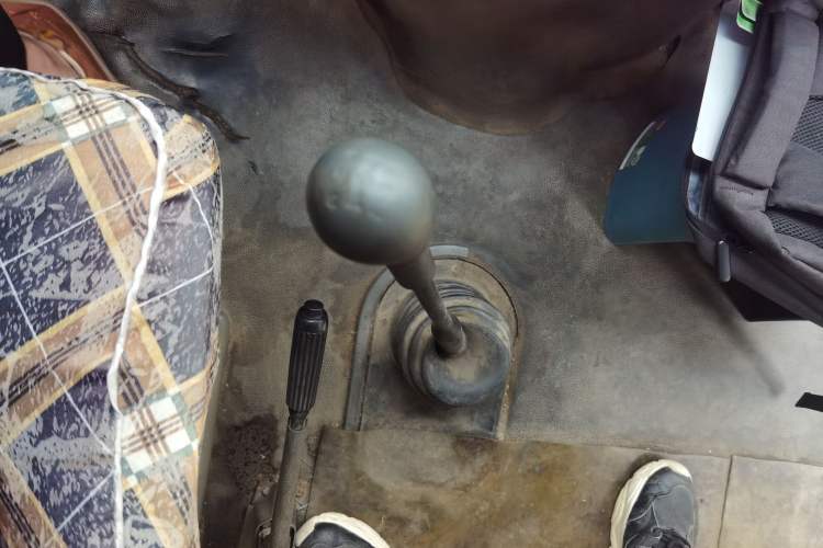 Used Iveco Daily 2009 2.5T-A35 7-Seater Gear Lever