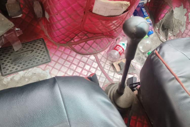 Used Iveco Daily 2009 2.5T-A35 7-Seater Gear Lever