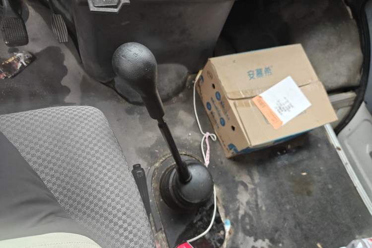 Used Iveco Daily 2009 2.5T-A35 7-Seater Gear Lever