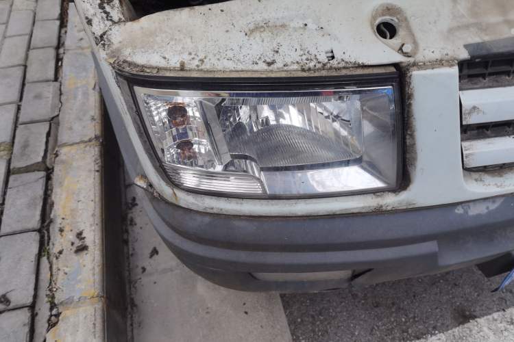 Used Iveco Daily 2009 2.5T-A35 7-Seater Right Front Headlight