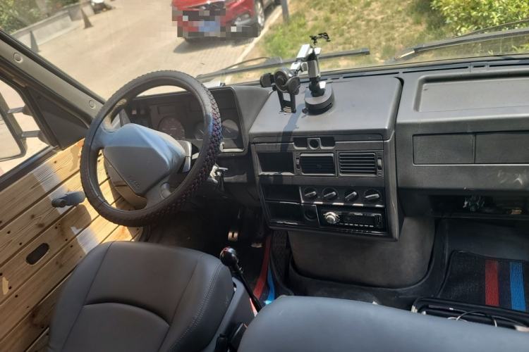 Used Iveco Daily 2009 2.5T-A35 7-Seater Center Console