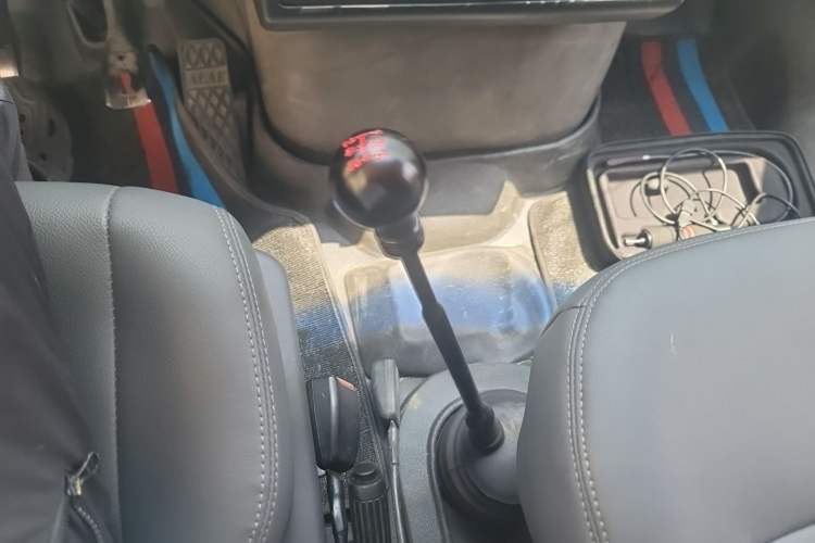 Used Iveco Daily 2009 2.5T-A35 7-Seater Gear Lever