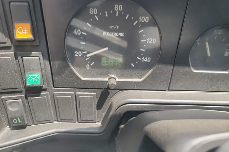Used Iveco Daily 2009 2.5T-A35 7-Seater Odometer Close Up