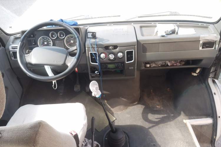 Used Iveco Daily 2012 2.5T-A35 Logistics Version 1 Mid-Roof Center Console