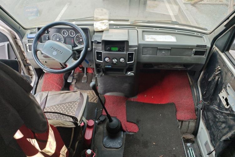 Used Iveco Daily 2012 2.5T-A35 Logistics Version 1 Mid-Roof Center Console