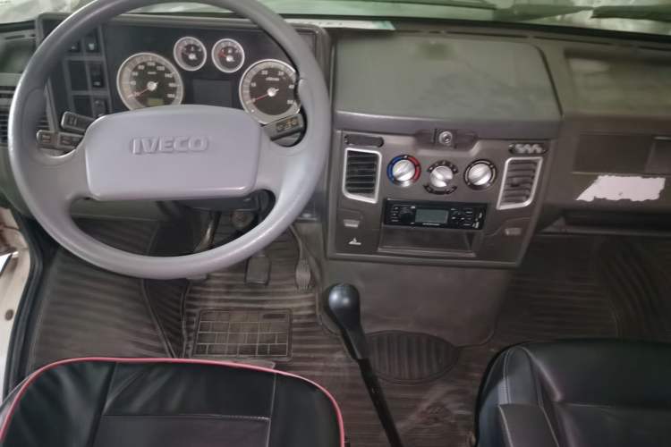 Used Iveco Daily 2012 2.5T-A35 Logistics Version 1 Mid-Roof Center Console