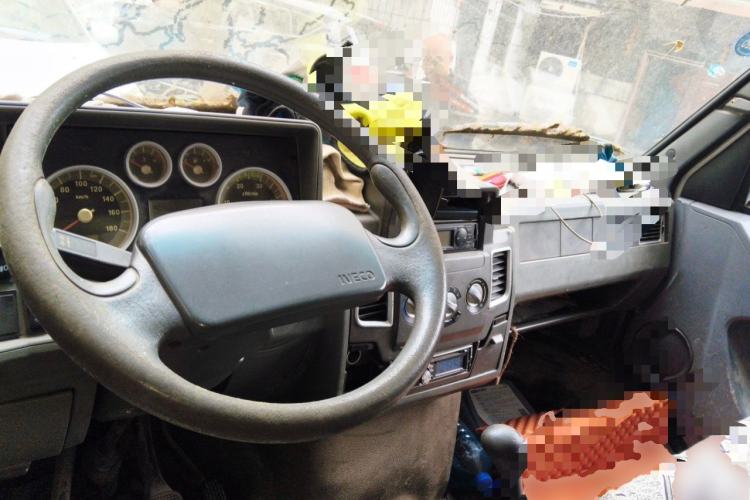 Used Iveco Daily 2012 2.5T-A35 Logistics Version 1 Low Roof Center Console