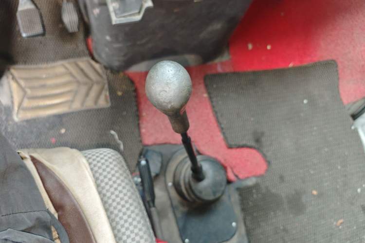 Used Iveco Daily 2012 2.5T-A35 Logistics Version 1 Mid-Roof Gear Lever