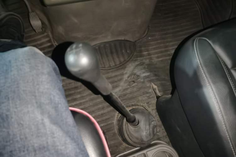 Used Iveco Daily 2012 2.5T-A35 Logistics Version 1 Mid-Roof Gear Lever