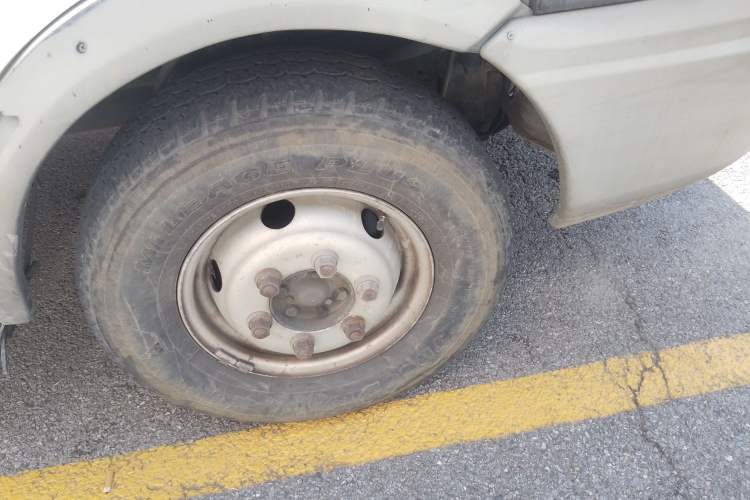 Used Iveco Daily 2012 2.5T-A35 Logistics Version 1 Mid-Roof Right Front Wheel Hub