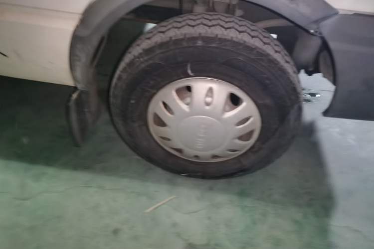 Used Iveco Daily 2012 2.5T-A35 Logistics Version 1 Mid-Roof Right Front Wheel Hub
