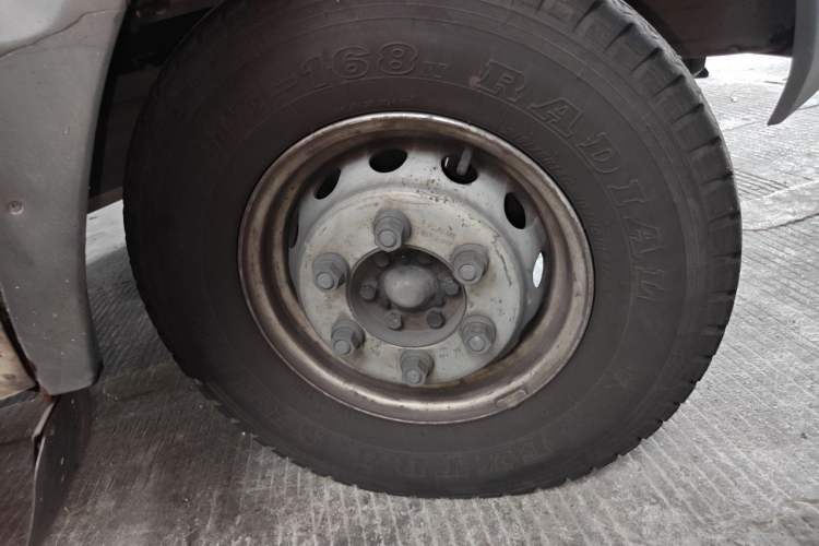 Used Iveco Daily 2012 2.5T-A35 Logistics Version 1 Mid-Roof Right Front Wheel Hub