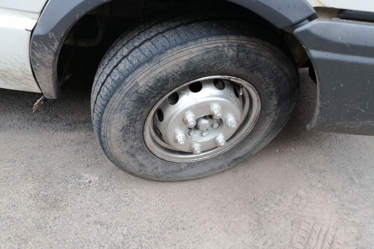 Used Iveco Daily 2012 2.5T-A35 Logistics Version 1 Low Roof Right Front Wheel Hub