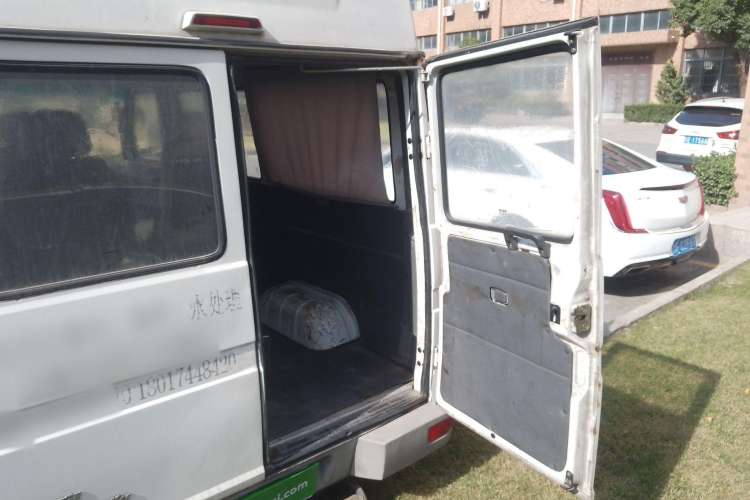 Used Iveco Daily 2012 2.5T-A35 Logistics Version 1 Mid-Roof Trunk