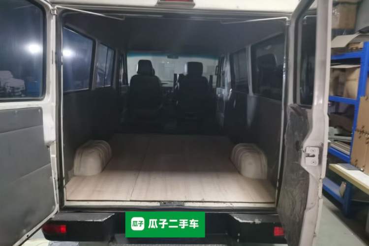 Used Iveco Daily 2012 2.5T-A35 Logistics Version 1 Mid-Roof Trunk