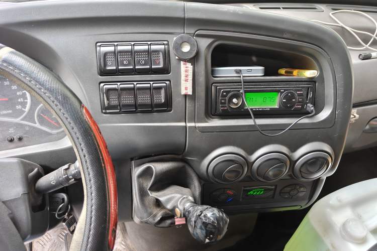 Used Iveco Daily 2014 2.8T-A35 NJ6494ACZ43S4 Audio And AC Panel