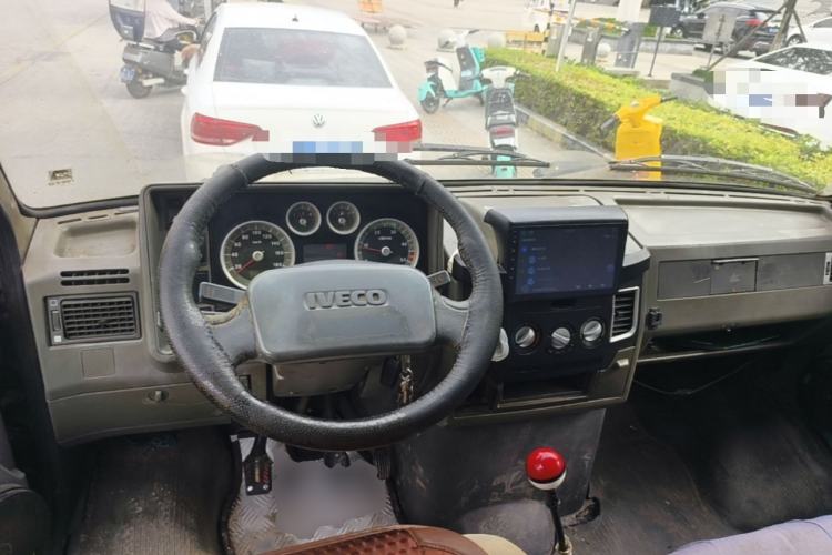 Used Iveco Daily 2014 2.8T-V40 NJ5044XXY3A43S4 Center Console