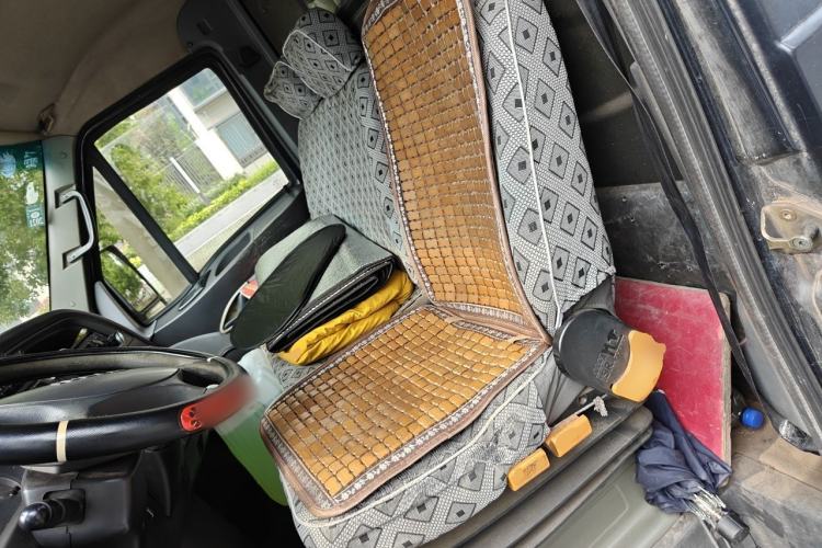 Used Iveco Daily 2014 2.8T-A35 NJ6494ACZ43S4 Left Rear Seat