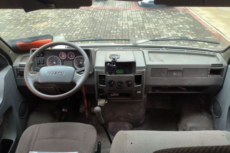 Used Iveco Daily 2014 2.5T-A35 NJ6484ACM47Z4 Center Console