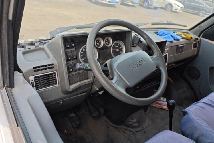 Used Iveco Daily 2014 2.8T-V35 NJ5044XXYQ3A43S4 Center Console
