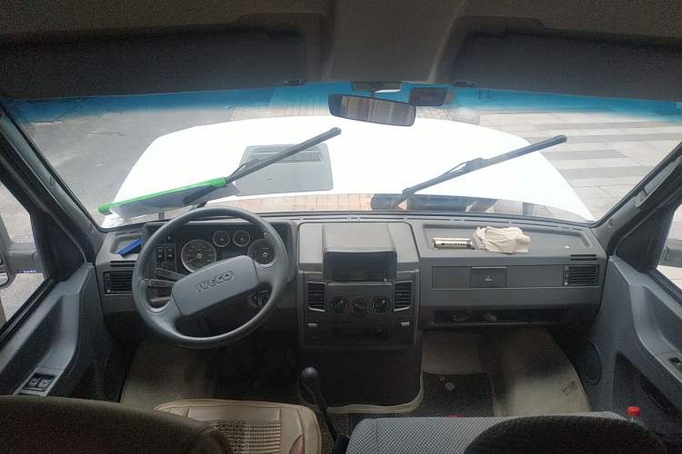 Used Iveco Daily 2014 2.5T-A35 NJ6484ACM47Z4 Center Console