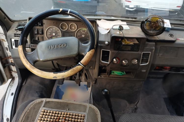 Used Iveco Daily 2014 2.5T-A35 NJ6484ACM47Z4 Center Console