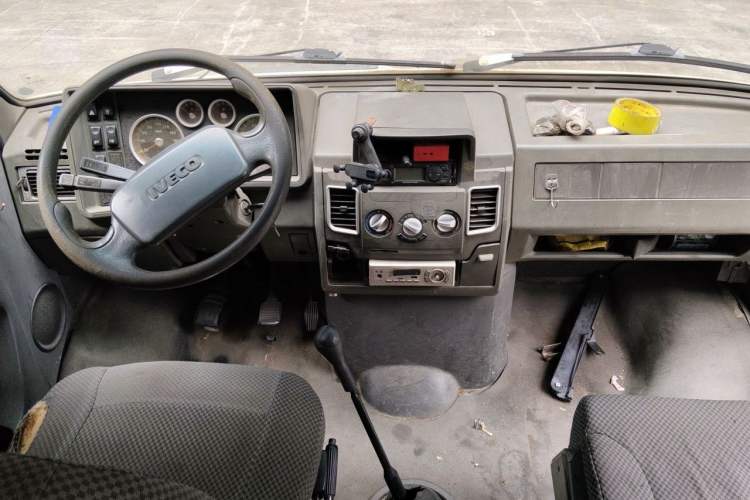 Used Iveco Daily 2014 2.5T-A35 NJ6484ACM47Z4 Center Console