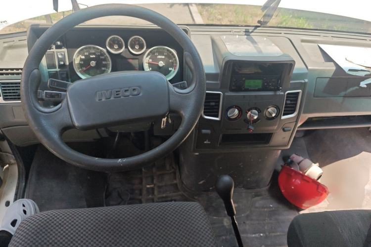Used Iveco Daily 2014 2.5T-A35 NJ6484ACM47Z4 Center Console