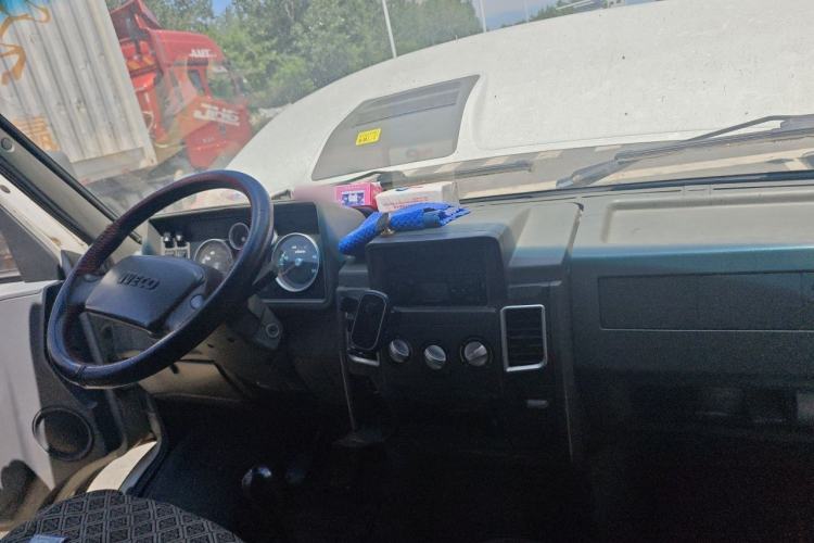 Used Iveco Daily 2014 2.5T-A35 NJ6484ACM47Z4 Center Console
