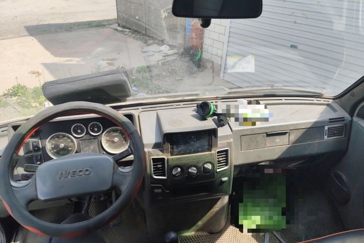 Used Iveco Daily 2014 2.8T-V35 NJ5044XXYQZA43S4 Center Console