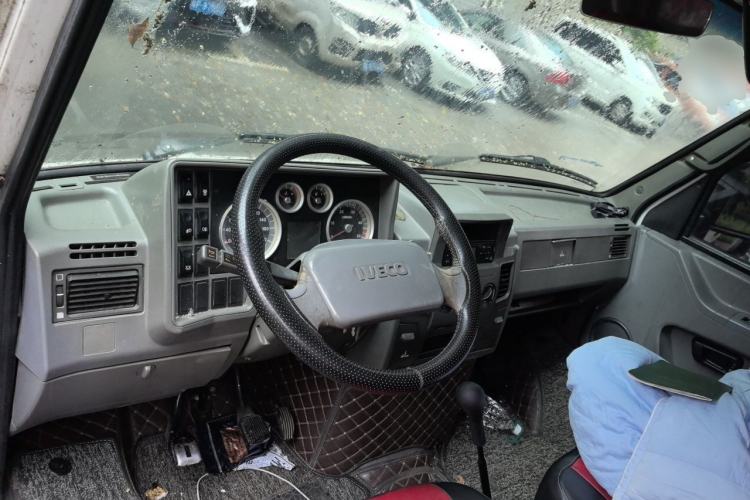Used Iveco Daily 2014 2.8T-V35 NJ5044XXYQZA43S4 Center Console