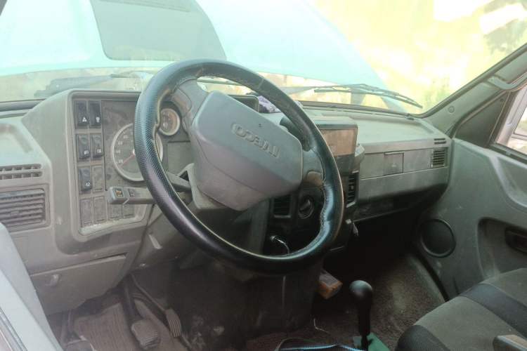 Used Iveco Daily 2014 2.8T-V35 NJ5044XXYQ3A43S4 Center Console