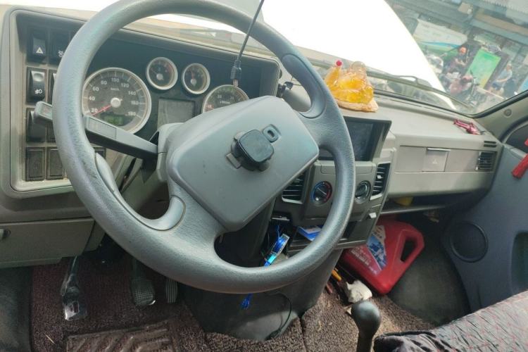 Used Iveco Daily 2014 2.5T-A35 NJ6484ACM47Z4 Center Console