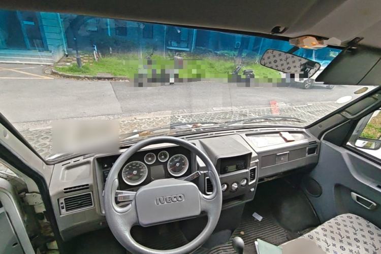 Used Iveco Daily 2014 2.8T-V35 NJ5044XXYQ3A43S4 Center Console