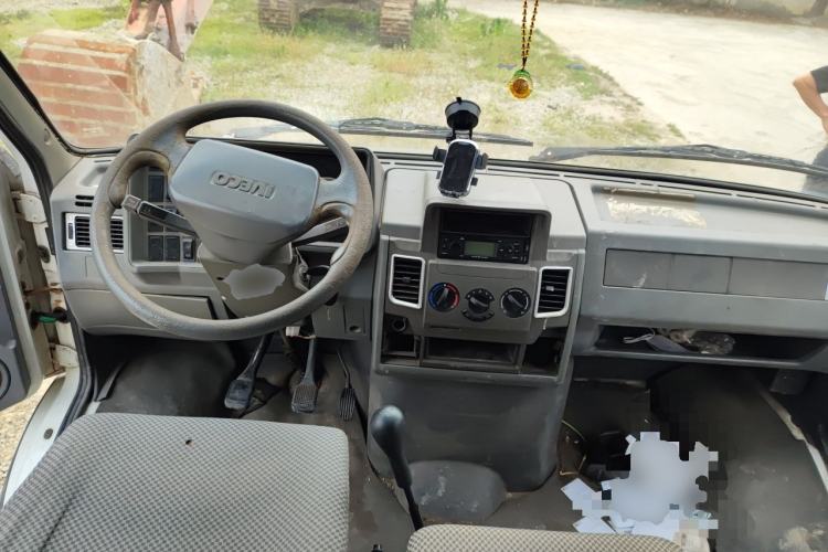 Used Iveco Daily 2014 2.5T-A35 NJ6484ACM47Z4 Center Console