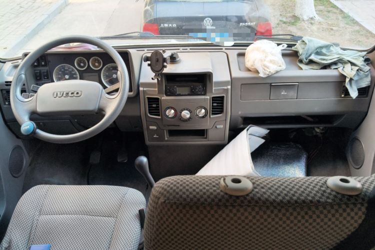 Used Iveco Daily 2014 2.5T-A35 NJ6484ACM47Z4 Center Console