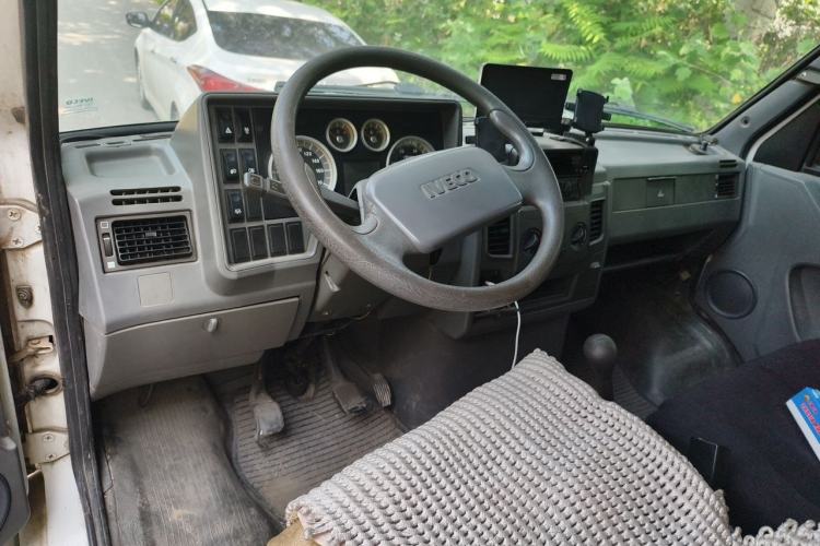 Used Iveco Daily 2014 2.8T-V40 NJ5044XXY3A43S4 Center Console