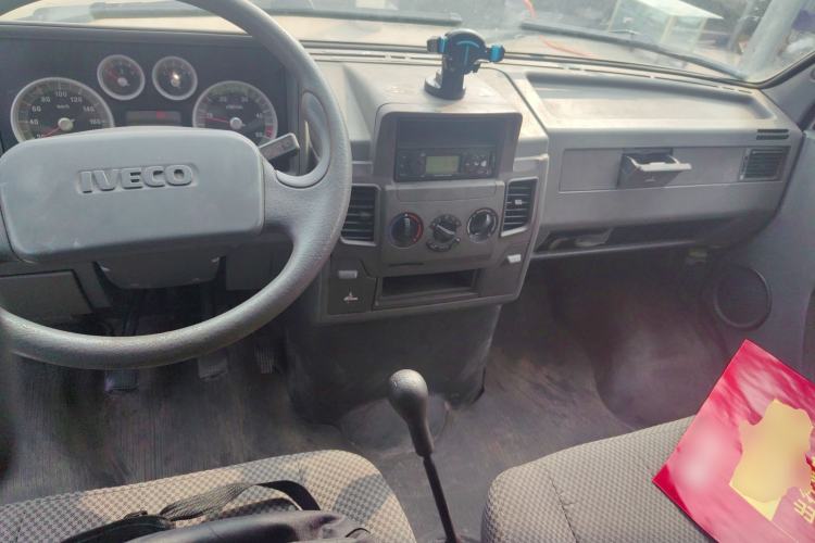 Used Iveco Daily 2014 2.8T-V40 NJ5044XXY3A43S4 Center Console