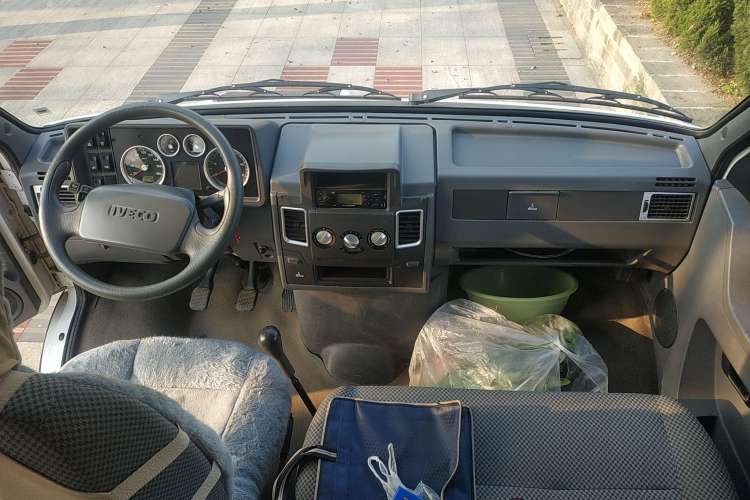 Used Iveco Daily 2014 2.5T-A35 NJ6484ACM47Z4 Center Console